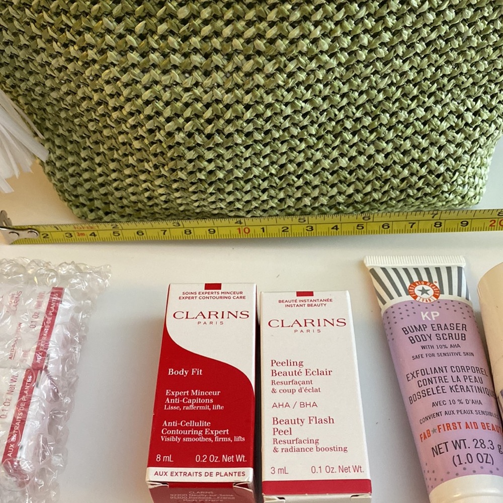 New Carolina Herrera Goodgirl tote + 6 clarins beauty & 3 Firstaid beauty & bag - Picture 9 of 10